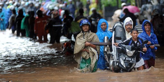 Banjir parah lumpuhkan jalanan di Kalimalang