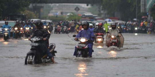 Aksi pengendara motor nekat terjang banjir di Cawang