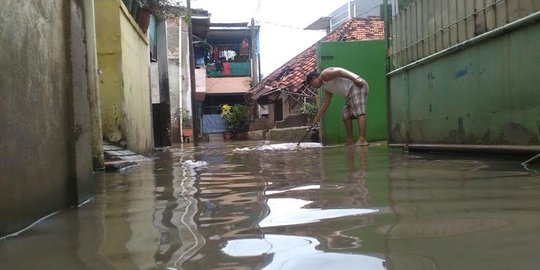 Warga Pondok Labu pilih bertahan di rumah meski banjir 1 meter