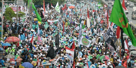 Puluhan ribu peserta aksi 212 geruduk Gedung DPR