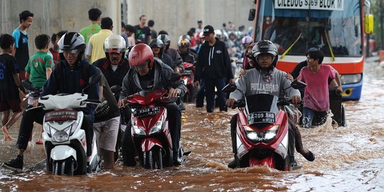 Luapan Kali Pesanggrahan genangi Jalan Ciledug Raya