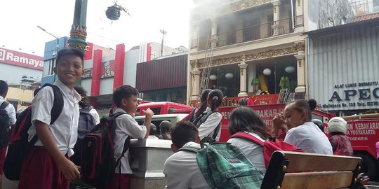 Siang bolong, toko batik di Malioboro dilahap si jago merah