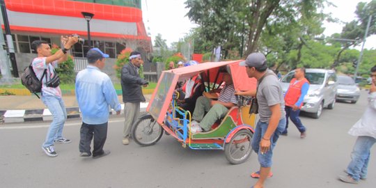 Demo penarik becak tolak ojek online di Medan berujung aksi sweeping