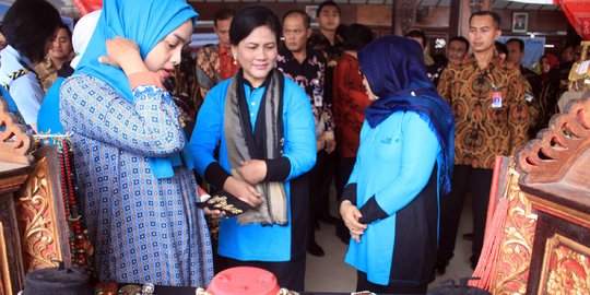 Ibu Negara bersama istri menteri borong kain batik di Karanganyar