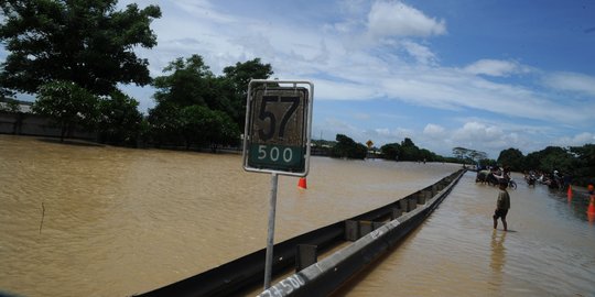 2 Pompa portabel diterjunkan PT JLJ buat sedot air di Tol Cikunir