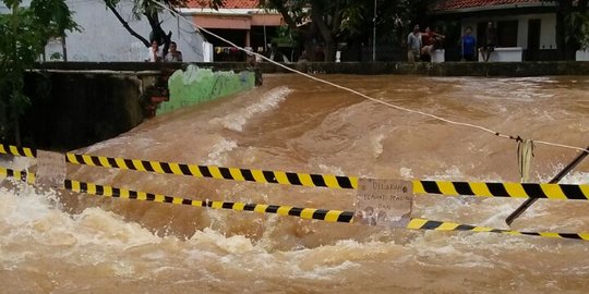 Tanggul kali Cakung jebol, perumahan di Bekasi Barat terendam banjir