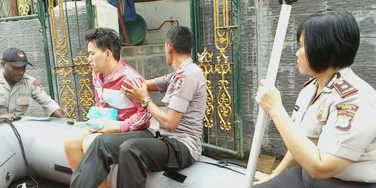 Aksi heroik polisi evakuasi korban banjir penderita jantung di Depok