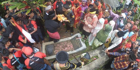 Rombongan adat gelar upacara dan ambil tanah di makam Tan Malaka