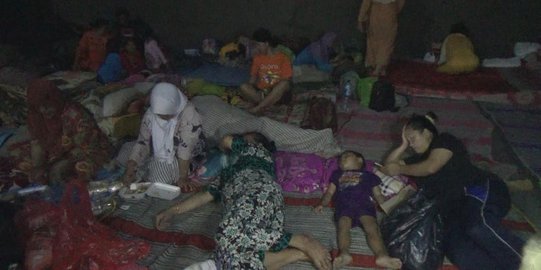 Korban banjir di Mojokerto keluhkan penerangan di tempat pengungsian