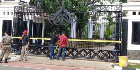 Warga Purwakarta kecewa gerbang air mancur Purwakarta digaris polisi