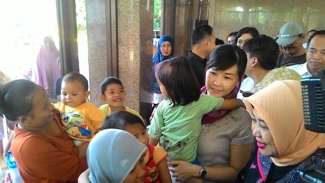 veronica tan kunjungi posko banjir di cipinang melayu