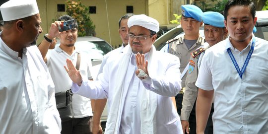 Temui korban banjir, Rizieq Syihab beri bantuan makanan dan pakaian