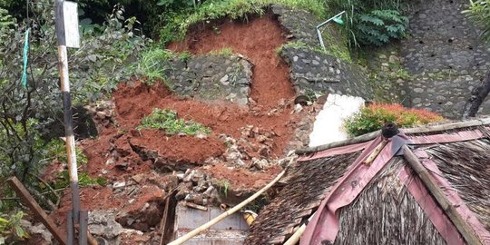 Hujan deras di Tangsel bikin turap setinggi 10 meter roboh