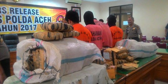 Pura-pura jadi pembeli, polisi bekuk 2 pengedar & sita 100 kg ganja