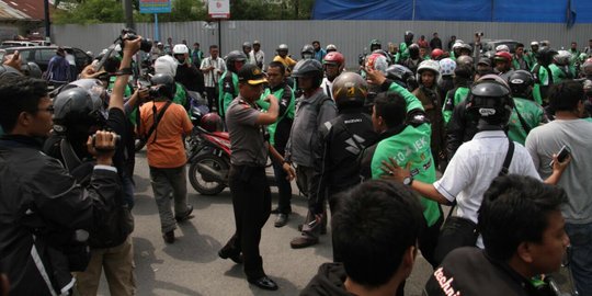 Helm dirusak, seratusan driver GO-JEK di Medan serbu pengemudi betor