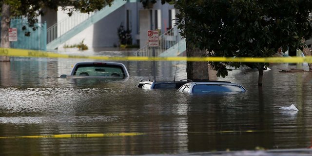 Foto Penampakan Banjir Tenggelamkan Puluhan Mobil Di California Merdeka Com