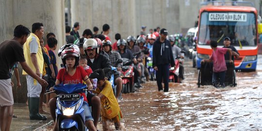 Ahok: Banjir kita pasti cepet surut asal berhenti hujannya