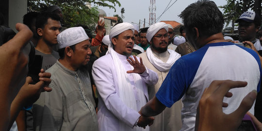 Rizieq bagi-bagi amplop & janji datangi 40 dokter ke Cipinang Melayu