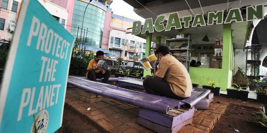 Menambah wawasan di taman baca kolong flyover Ciputat