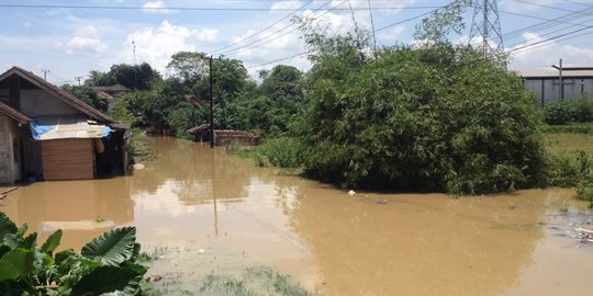 Sungai Cimanceuri meluap, akses Jalan Seglok Tangerang terputus