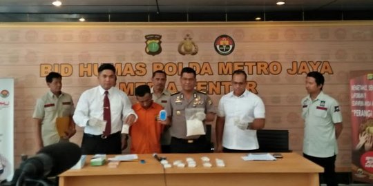 Polda Metro tangkap tangan kurir 2,3 sabu di parkiran Stasiun Senen