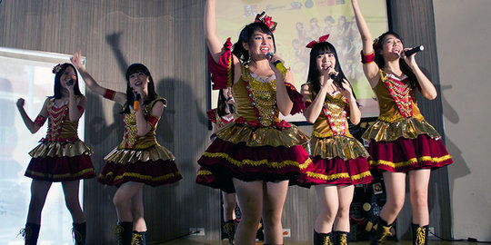 Aksi menggemaskan JKT48 saat luncurkan album Festival Greatest Hits