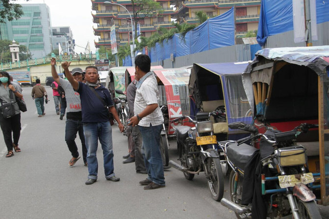 becak tolak angkutan online di medan