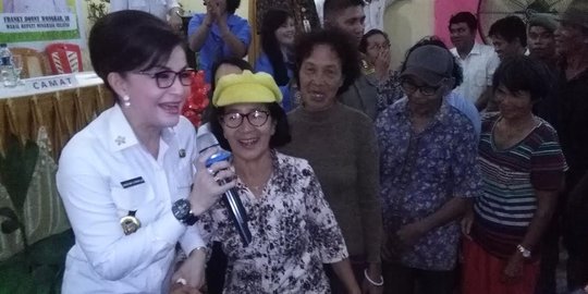 Di HUT Desa Kapoya, Bupati 'modis' Tetty Paruntu ajak lansia joget