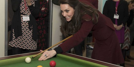Kate Middleton perlihatkan kemampuannya bermain biliar
