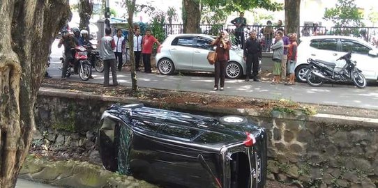 Pacu kendaraan dengan pelan, mobil PNS di Semarang terjun ke sungai