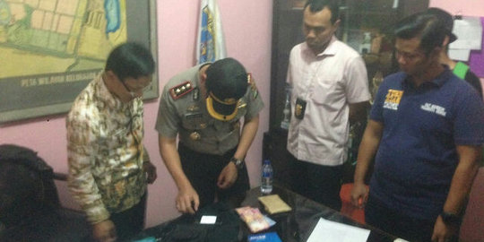 Tarik pungli buat KTP & SKCK, 2 pegawai 2 kelurahan di Depok dibekuk