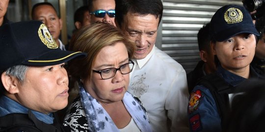Kritik keras Duterte, anggota dewan Filipina ditangkap