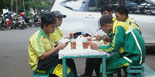 Warung di Kota Malang ini gratiskan makanan Setiap Jumat