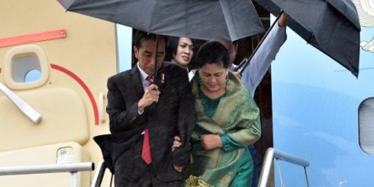 Tiba di Australia, Jokowi gandeng erat tangan Iriana