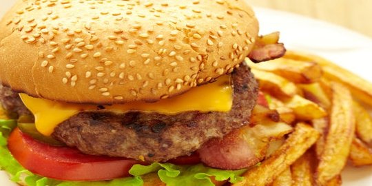 8 makanan terburuk yang 'haram' kamu santap sebelum tidur
