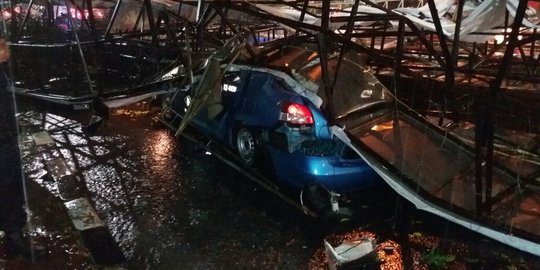 Baliho roboh menimpa taksi di depan RS Harapan Kita