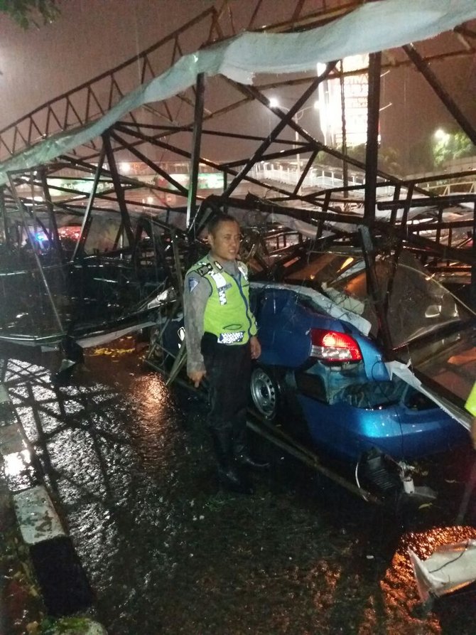 baliho roboh di depan rs harapan kita