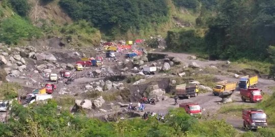 Tebing Merapi longsor, 24 truk penambang pasir terjebak