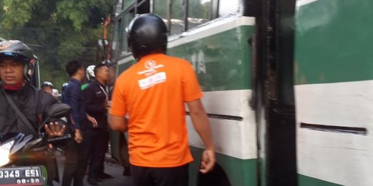 Kopaja tabrak pemotor di Duren Tiga, lalu lintas macet parah