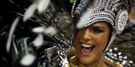 Ingar-bingar parade karnaval tahunan di Brasil