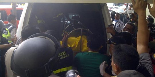 Jenazah pelaku bom panci di Bandung dibawa ke RS Polri Jakarta