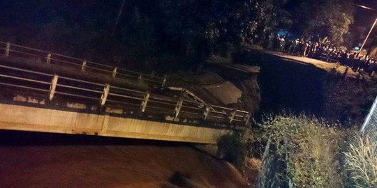 Jembatan Ngadi Ambrol, jalur Kediri-Tulungagung arah barat putus
