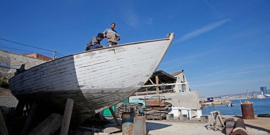 Melihat lebih dekat perbaikan perahu tradisional Mediterania