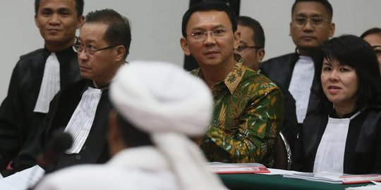 Ekspresi Ahok saat mendengar kesaksian Rizieq Syihab