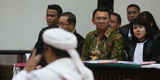 Seriusnya Ahok dengarkan kesaksian Habib Rizieq di sidang