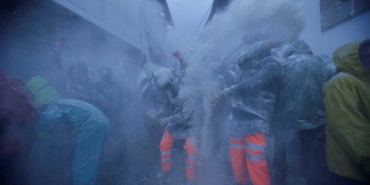 Serunya tradisi perang tepung di Festival O Entroido Spanyol