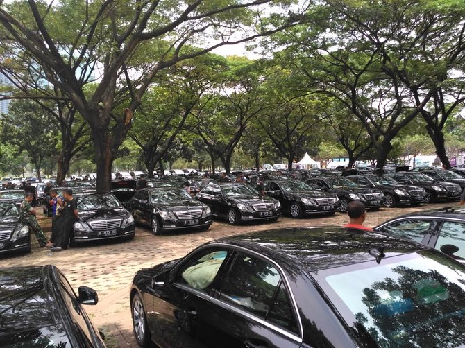 300 mobil mewah di parkir timur senayan