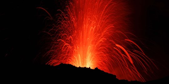 Menyaksikan keindahan erupsi Gunung Etna hiasi malam Italia