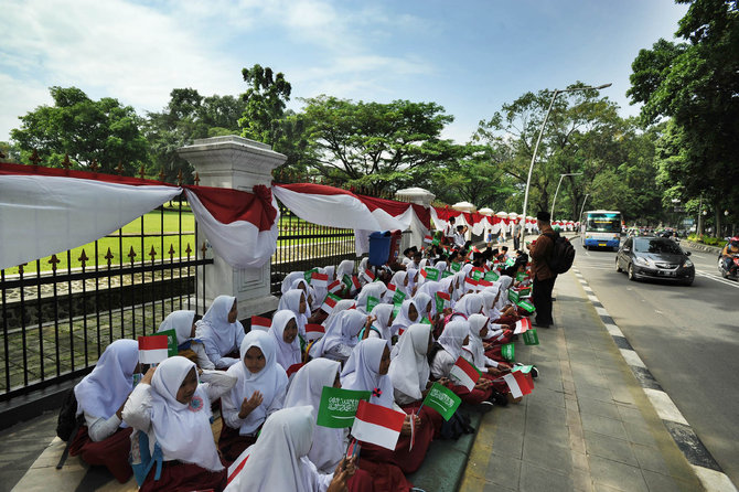 murid sekolah bersiap menyambut raja arab