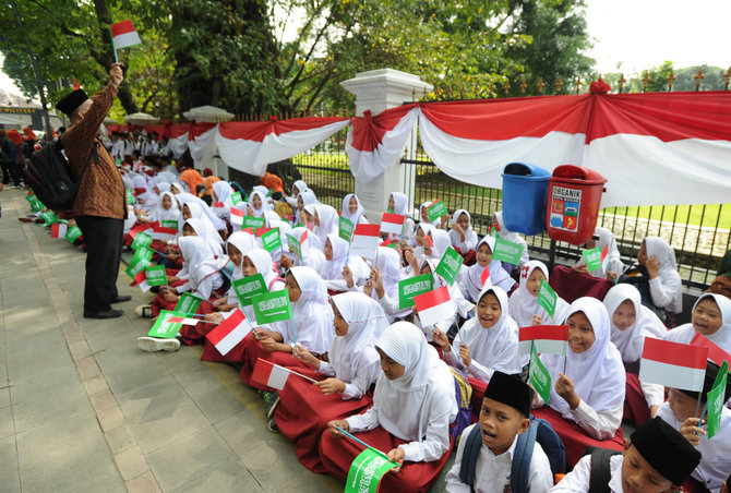 murid sekolah bersiap menyambut raja arab